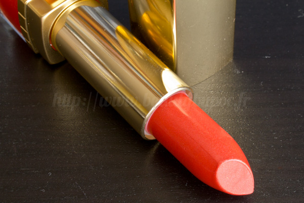 estee-lauder-pure-color-rouge-lumiere-intense-fireball-02 Estée Lauder : Pure Color Rouge Lumière Intense Fireball & Forbidden Apple