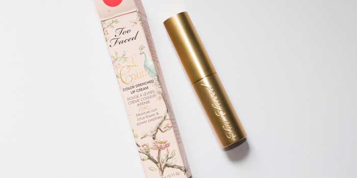 Too Faced : La Crème Rouge à Lèvres Crème Couleur Intense Bon Bon
